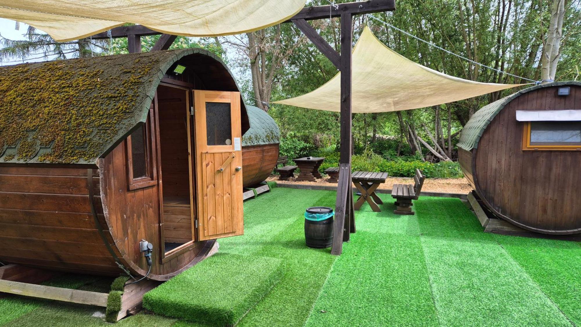 Mini Hotel Uebernachten Im Gurkenfass 뤼베나우 외부 사진