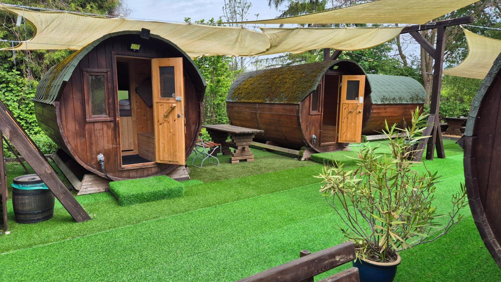 Mini Hotel Uebernachten Im Gurkenfass 뤼베나우 외부 사진