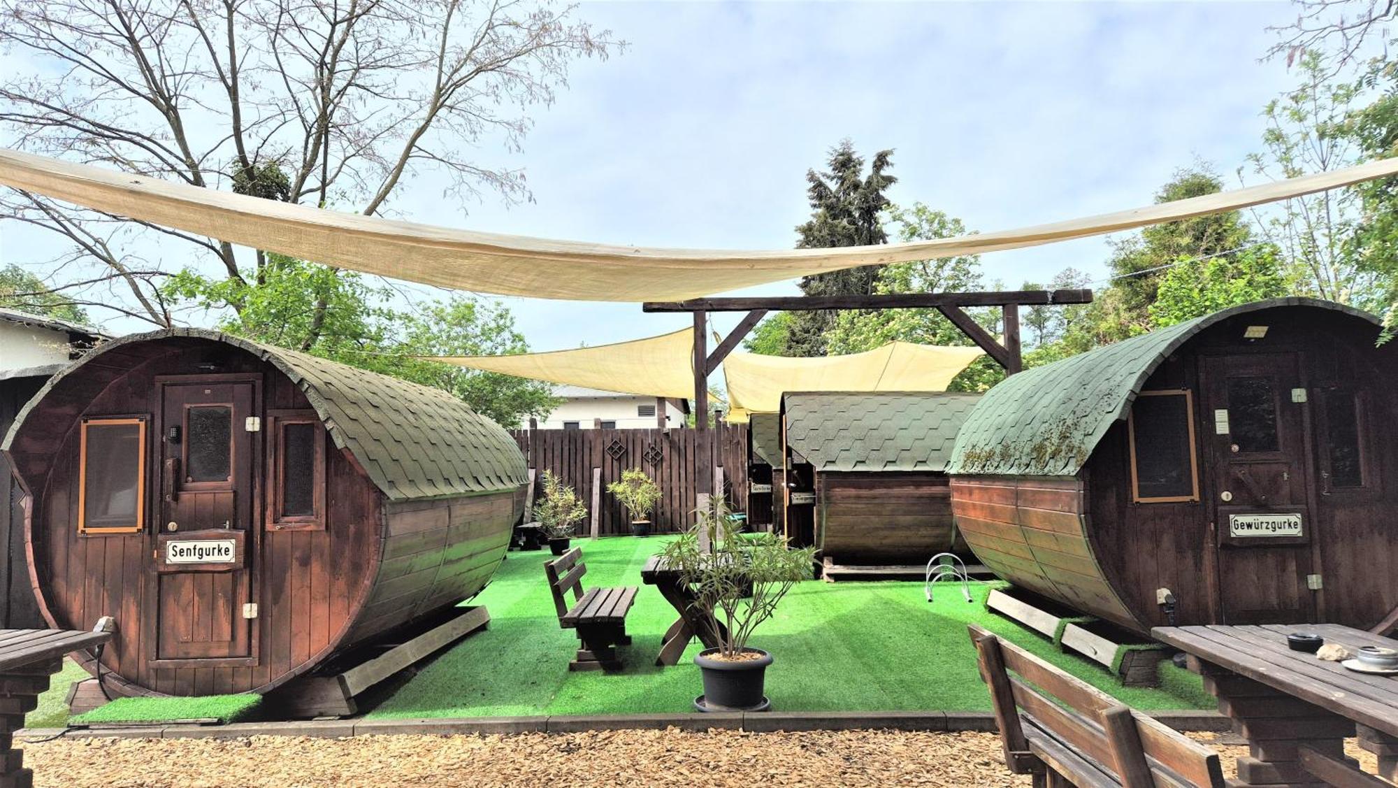Mini Hotel Uebernachten Im Gurkenfass 뤼베나우 외부 사진